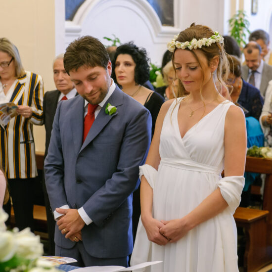 Matrimoni, sposi in piedi in chiesa leggono a mente guardando in basso e a mani giunte