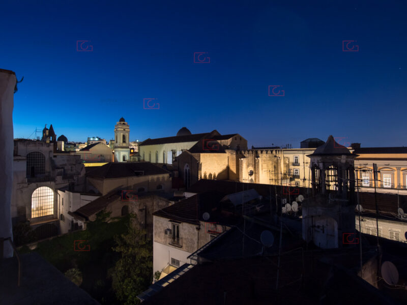 fotografare gli interni - real estate paesaggio serale, l'ora blu vista dal terrazzo degli appartamenti dell'hotel santa chiara boutique