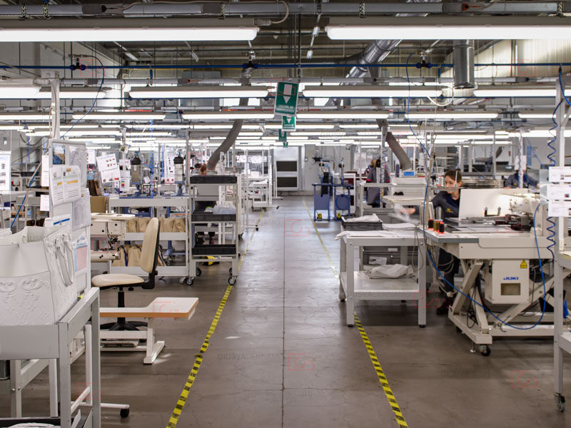 Industria e commercio, produzione manifatturiera di parti di borse in pelle di un'azienda per Luis Vuitton, sala produzione.